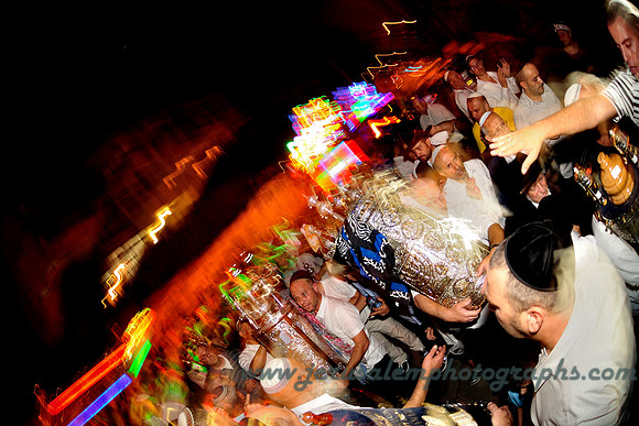 Hachnasat Sefer Torah Street Party 3