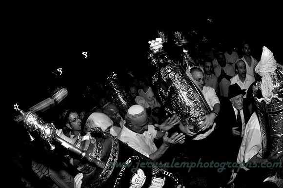 Hachnasat Sefer Torah Street Party 4