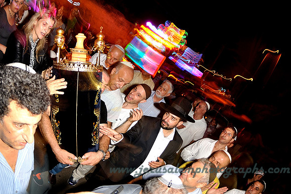 Hachnasat Sefer Torah Street Party 5